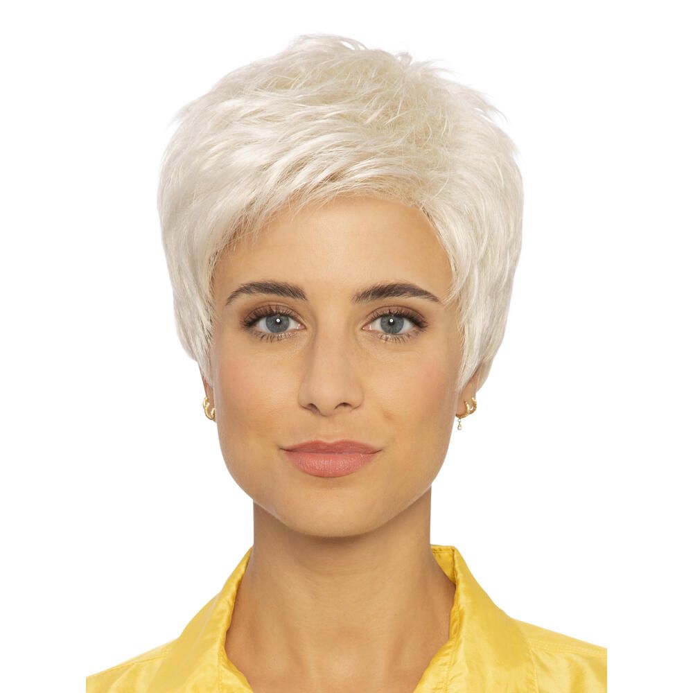 Kurzhaarperücke in Blond. Frontale Ansicht einer Frau mit Perücke. Gelbes Oberteil. Ohrringe.