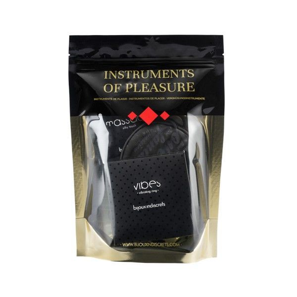 Transparente Verpackung mit Produkten. Enthält eine Augenmaske, einen Vibrationsring und ein schwarzes Accessoire.