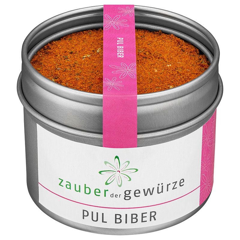 Metallbehälter mit Pul Biber Gewürz. Rosa Etikett mit Produktnamen. Deckel mit Produktnamen. Grün-weißes Logo.