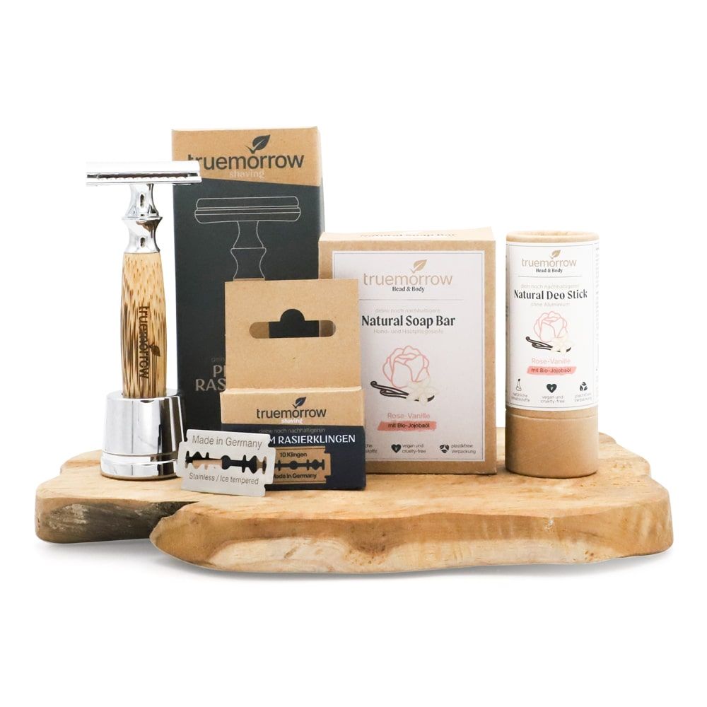 Geschenkset mit Rasierer, Rasierklingen, Seife und Deostift. Bambus-chrom Rasierer, Verpackungen aus Pappe. Marke: truemorrow.