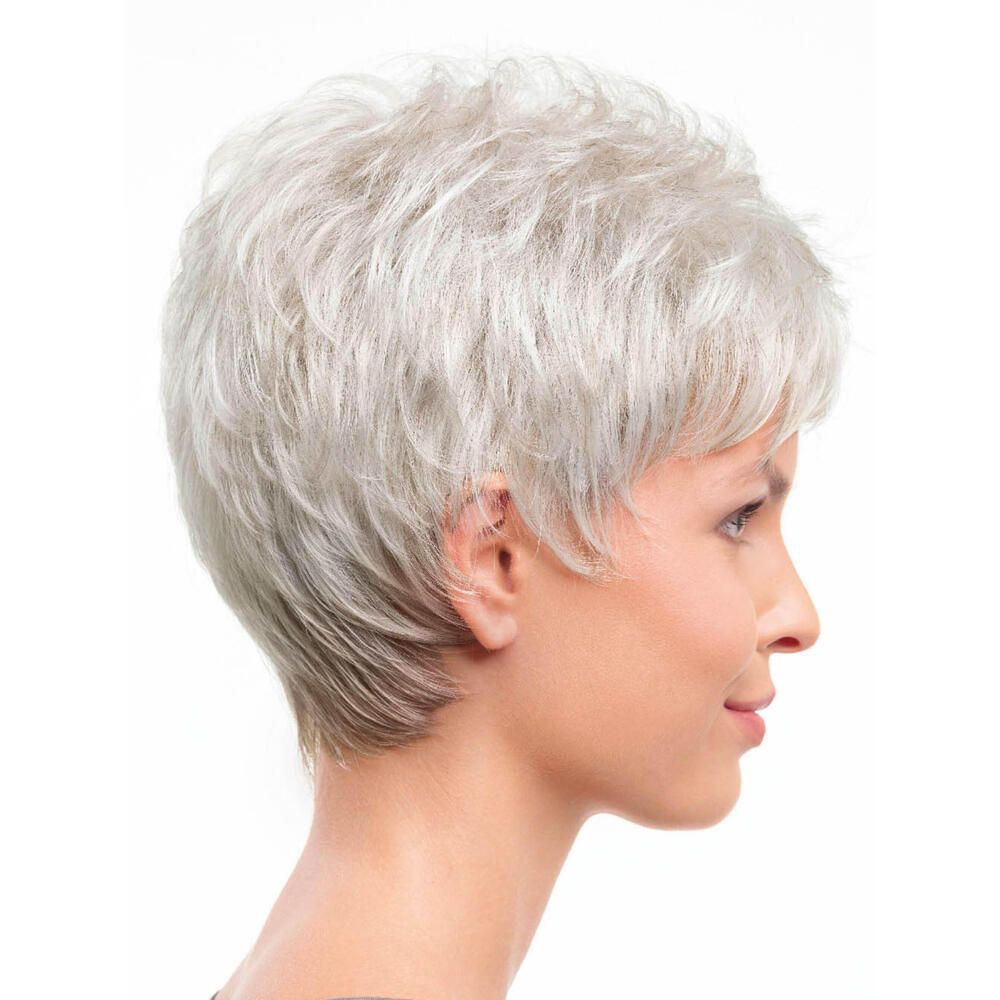 Graue Kurzhaarperücke. Seitenansicht einer Frau mit Perücke. Kurze, graue Haare, leicht gewellt.