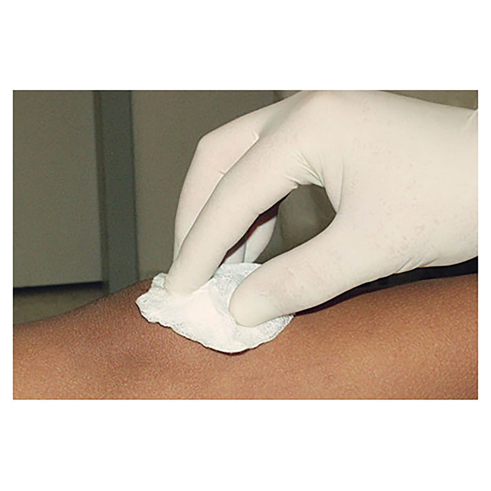 Hand mit weißem Handschuh hält einen weißen Tupfer auf einem Arm.