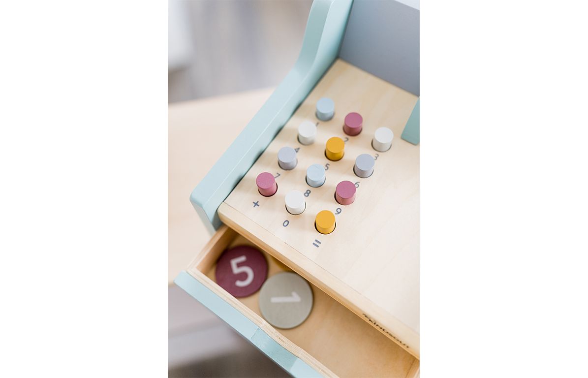 Spielkasse aus Holz mit Knöpfen und Schublade. Schublade mit Münzen. Detailansicht.