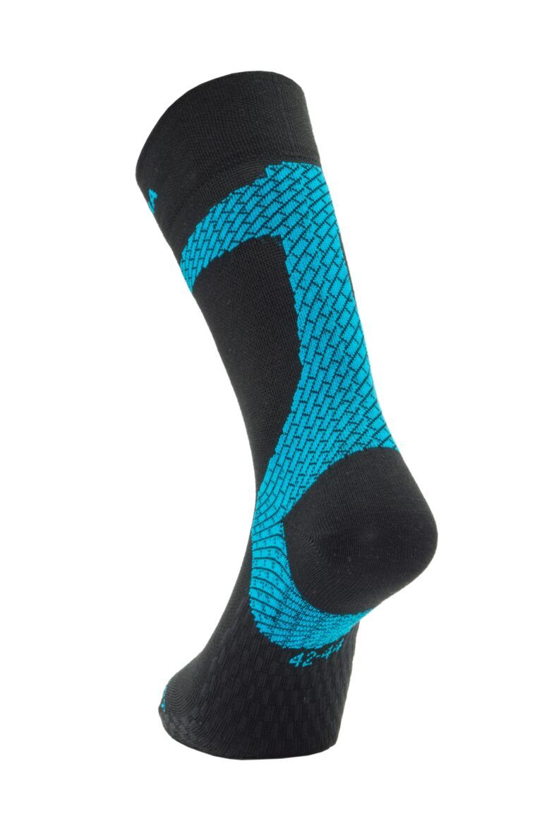 Il calzino Enforma Achilles Support è nero con un motivo blu strutturato che si estende sulla caviglia e sullo stelo. Il calzino mostra il nome del marchio e un'indicazione della taglia.