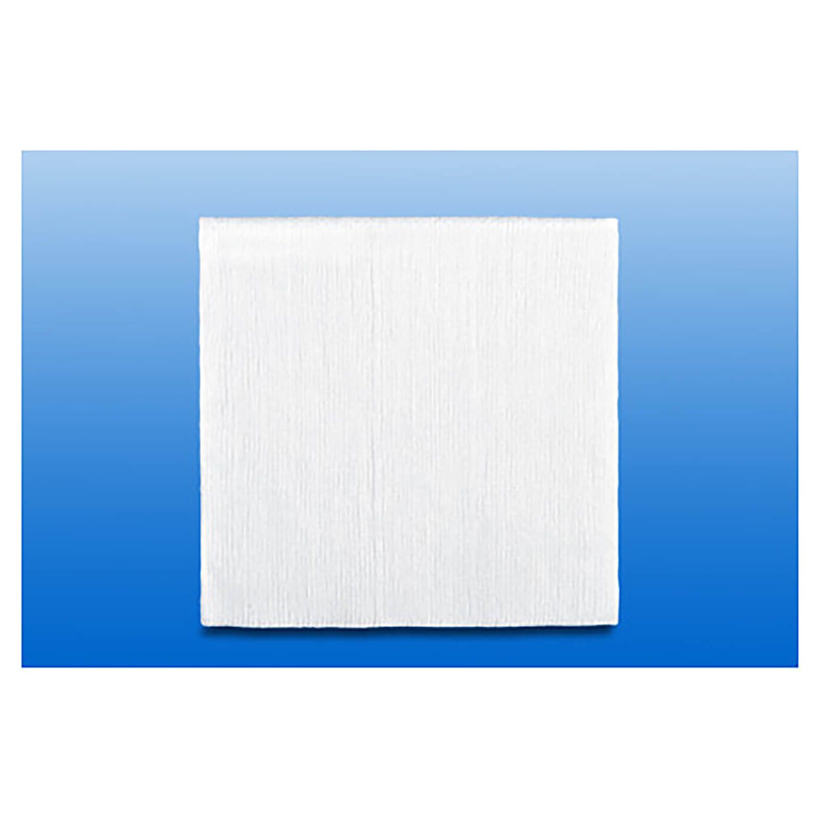 Quadratische, weiße Vliesstoffkompresse. Die Kompresse liegt auf blauem Hintergrund. Die Textur ist deutlich sichtbar.