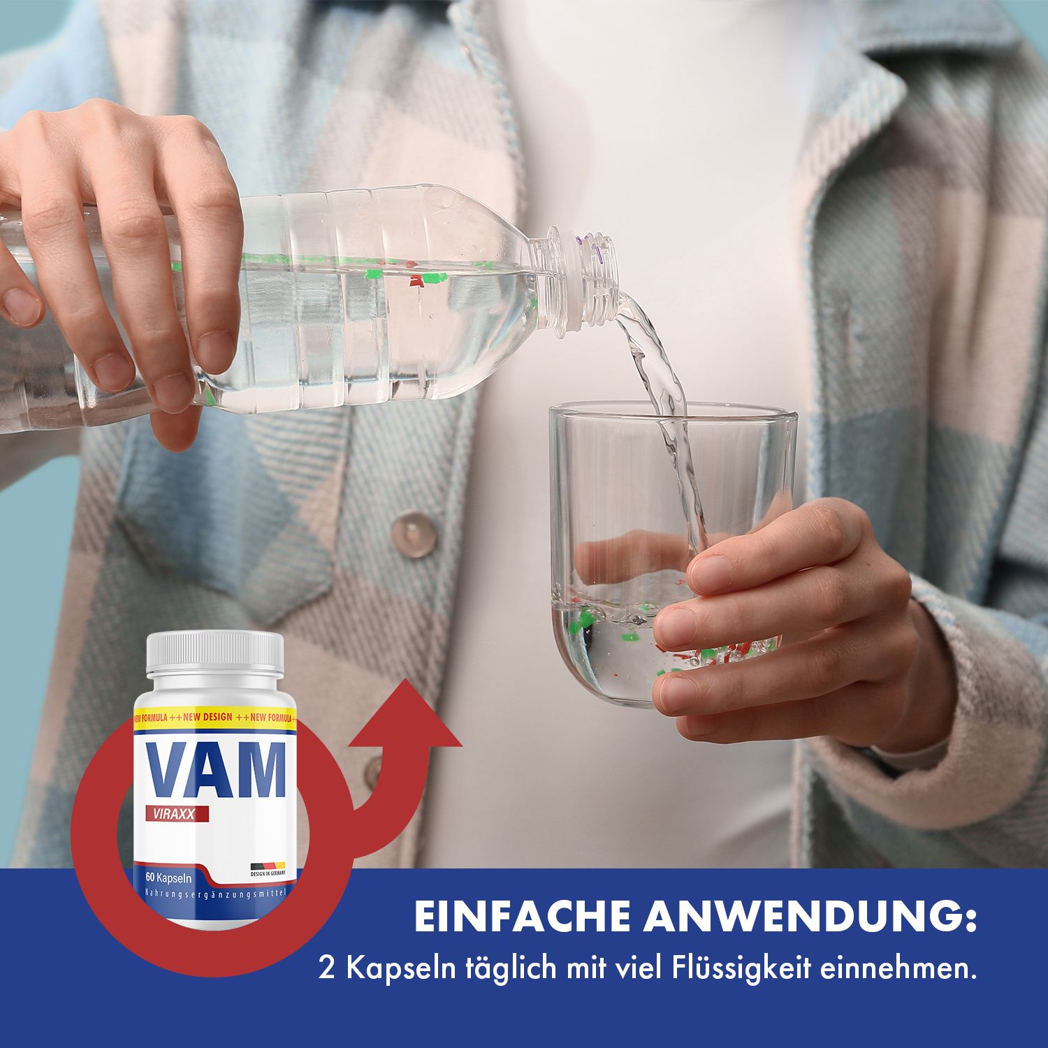Person gießt Wasser in ein Glas. Flasche "VAM VIRAXX" daneben. Roter Pfeil und Text: "Einfache Anwendung: 2 Kapseln täglich mit viel Flüssigkeit einnehmen".