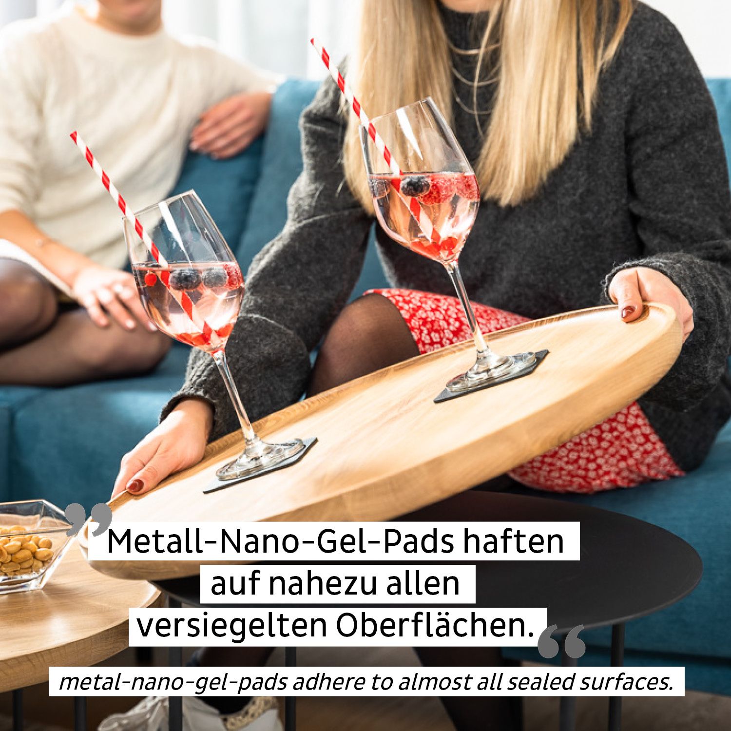 Zwei Weingläser mit Getränken auf einem Tablett. Text: "Metall-Nano-Gel-Pads haften auf nahezu allen versiegelten Oberflächen."