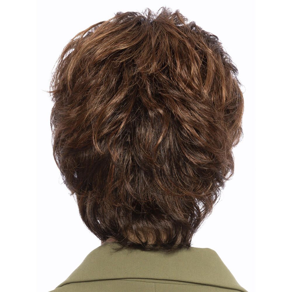 Kurzhaarperücke in Braun mit gewellter Struktur. Rückansicht.