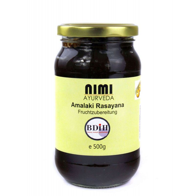 Glas mit dunkler Fruchtzubereitung. Gelbes Etikett mit "NIMI Ayurveda Amalaki Rasayana". BDIH-Siegel. "e 500g".
