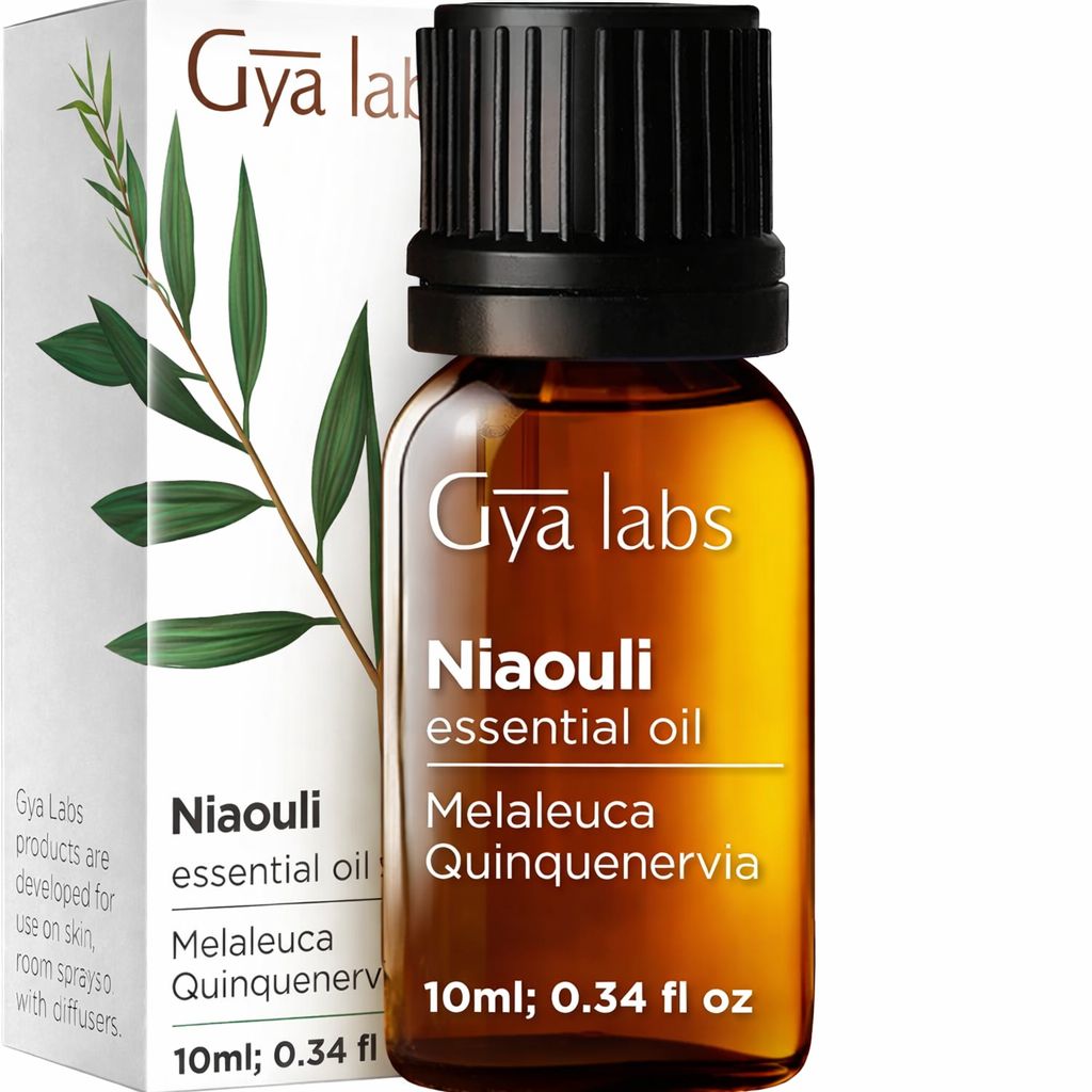 Braune Glasflasche mit schwarzem Deckel. Text: Gya Labs Niaouli essential oil, Melaleuca Quinquenervia, 10ml; 0.34 fl oz.