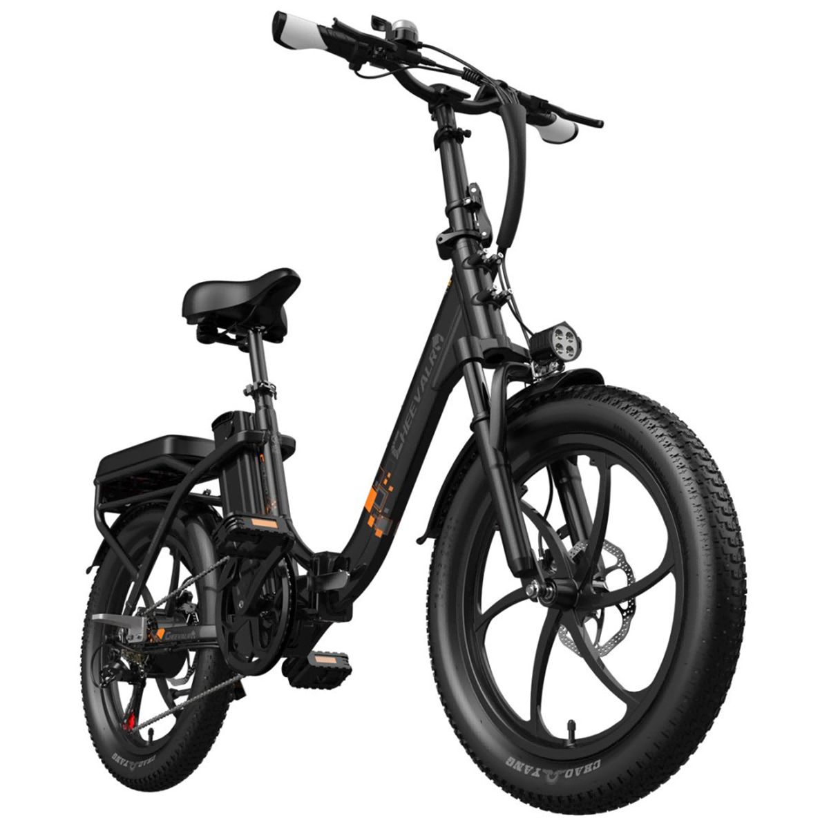 Schwarzes Elektrofahrrad mit breiten Reifen, Scheinwerfer und Gepäckträger. Lenker und Sattel sind sichtbar.