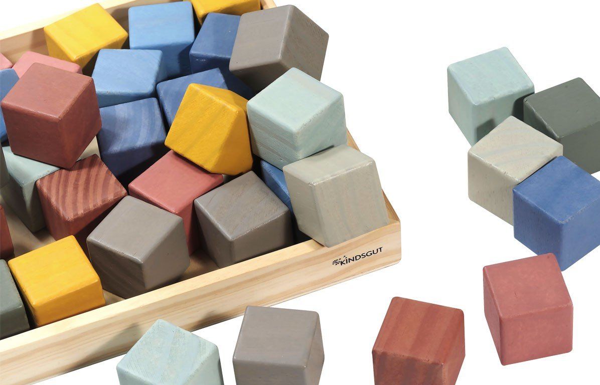 Holzbausteine in verschiedenen Farben, angeordnet in einem Holzrahmen. Kindsgut-Logo unten rechts.