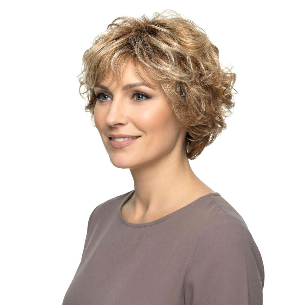Kurze, blonde Perücke mit Locken. Seitenansicht einer Frau, die die Perücke trägt. Die Haare sind wellig und haben blonde Strähnen.
