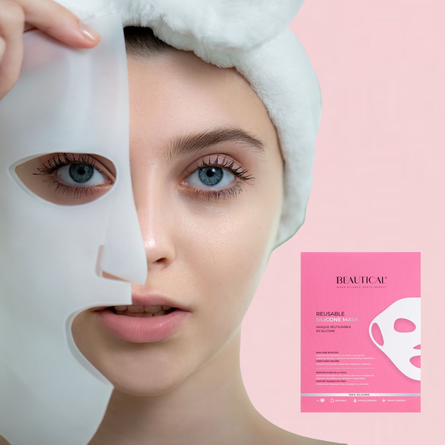 Femme tenant un masque en silicone blanc devant son visage. En arrière-plan, un emballage avec des informations sur le produit. Fond rose.