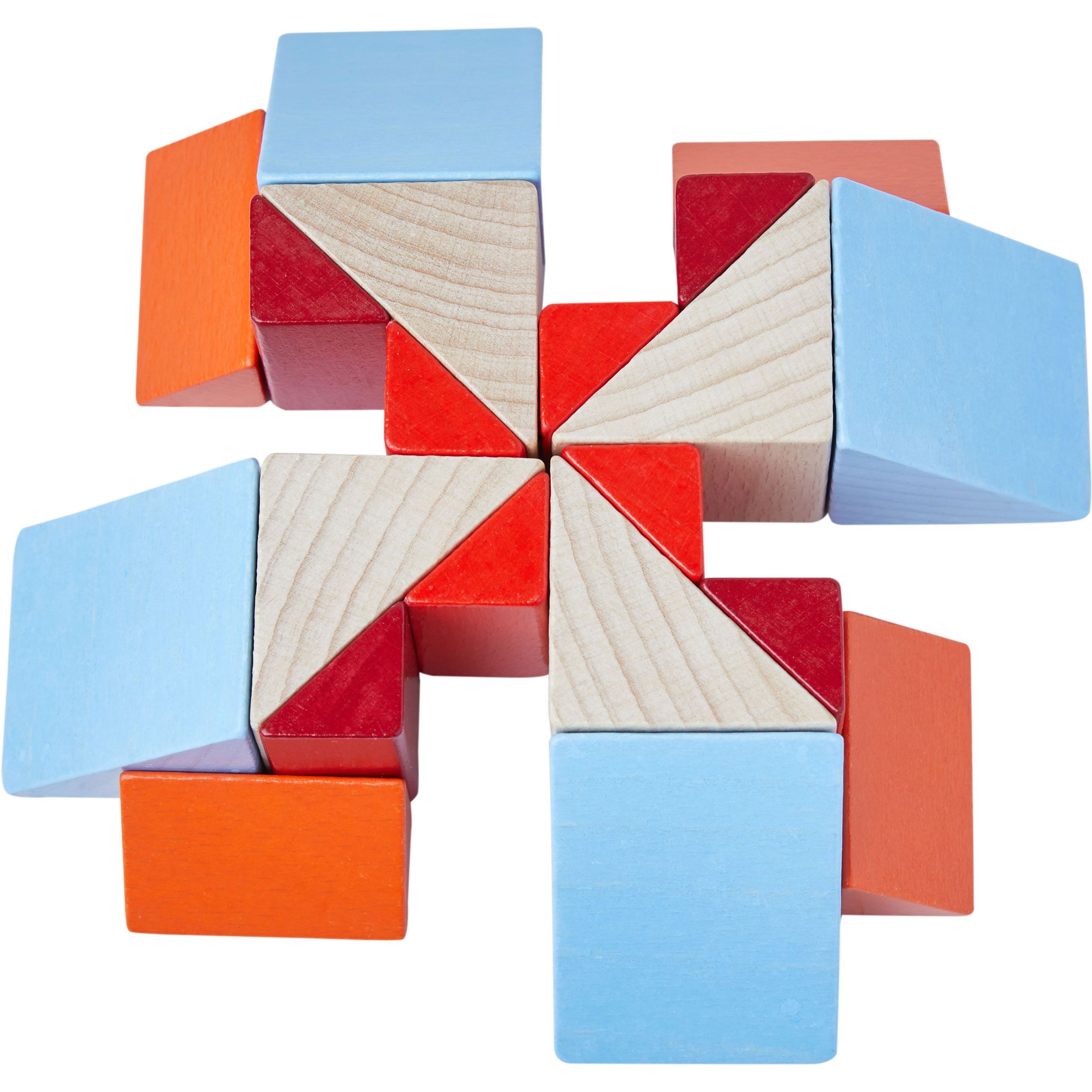 Zusammengesetzte Spielbausteine in geometrischer Form. Farben: Orange, Rot, Blau, Holz.