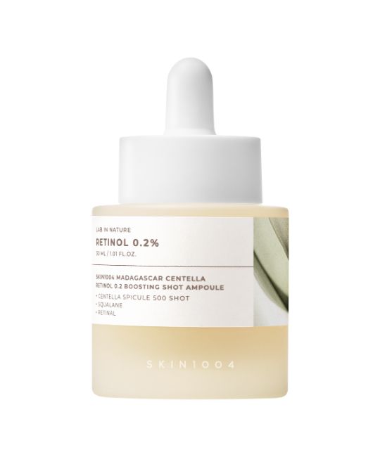 Glasflasche mit Pipette. Aufschrift: Retinol 0,2%. Produktname: SKIN1004 Madagascar Centella Retinol 0.2 Boosting Shot Ampoule.