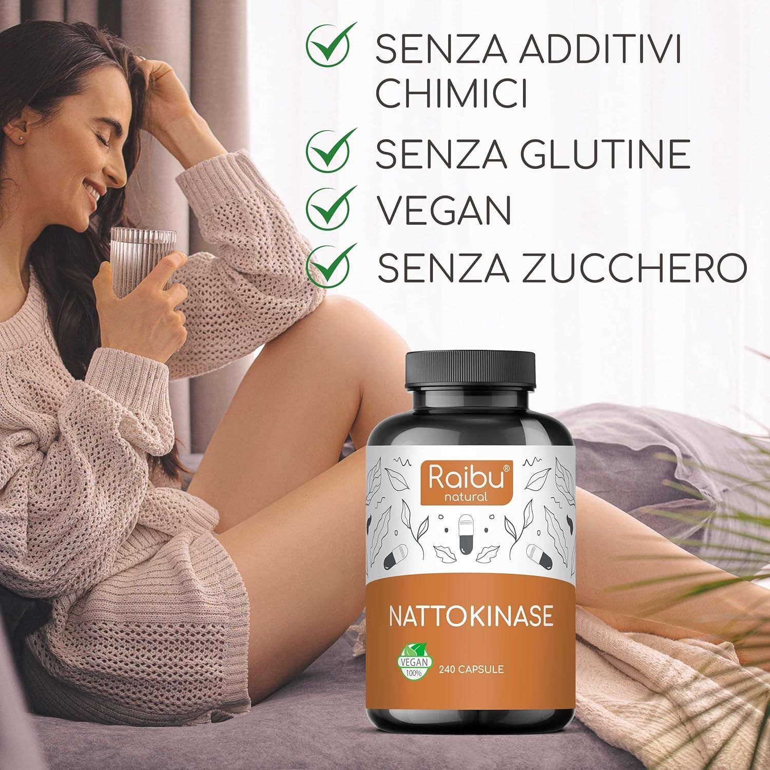 Donna seduta con un flacone di capsule di Nattokinase. Marchio: Raibu natural. 240 capsule, Vegan.