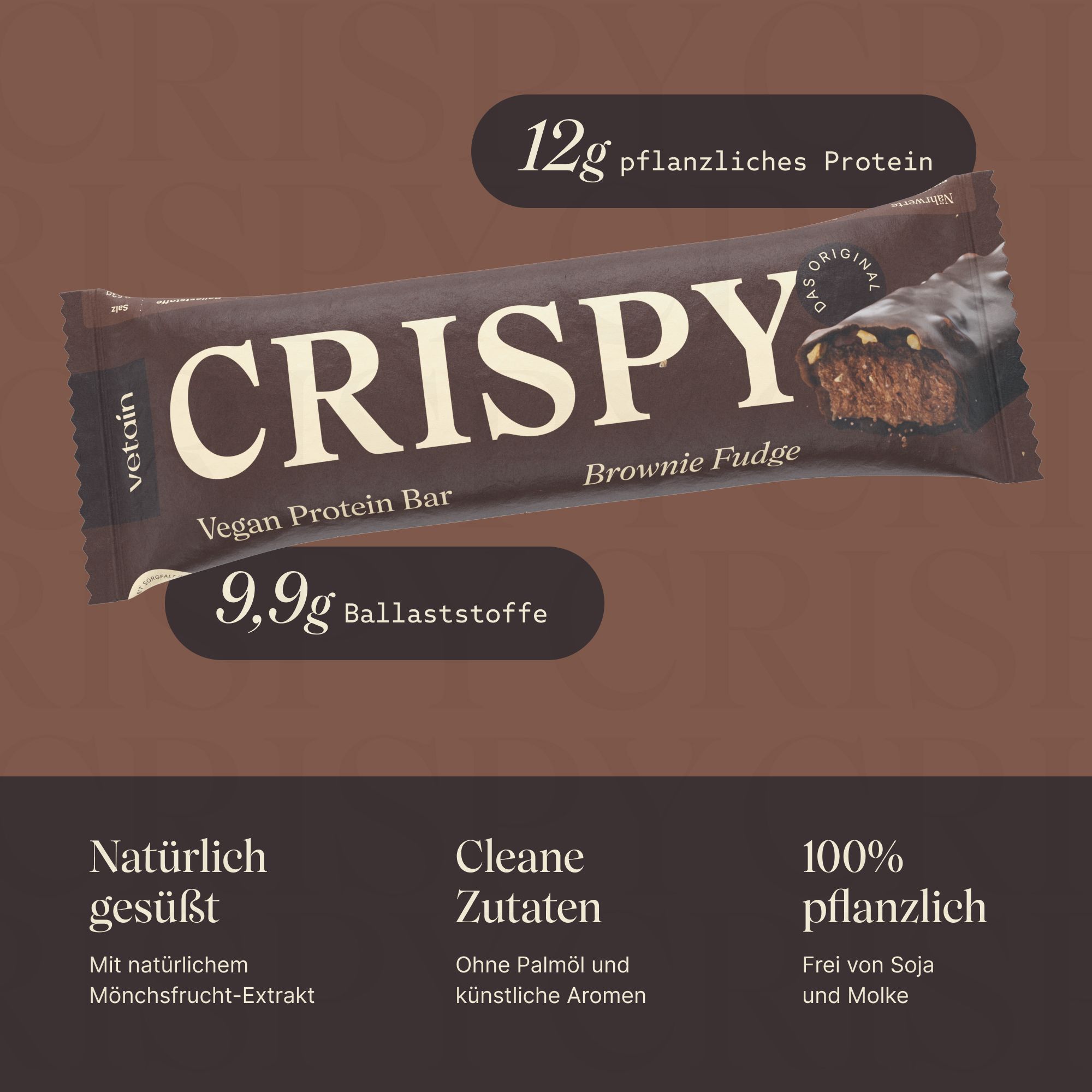 Proteinriegel in brauner Verpackung. Aufschrift: CRISPY Vegan Protein Bar, Brownie Fudge. Text: 12g pflanzliches Protein, 9,9g Ballaststoffe.