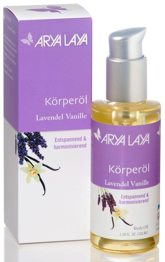 Körperöl-Flasche und Verpackung. Lila Etikett mit Text: Körperöl Lavendel Vanille. Abbildung von Lavendel und Vanille.