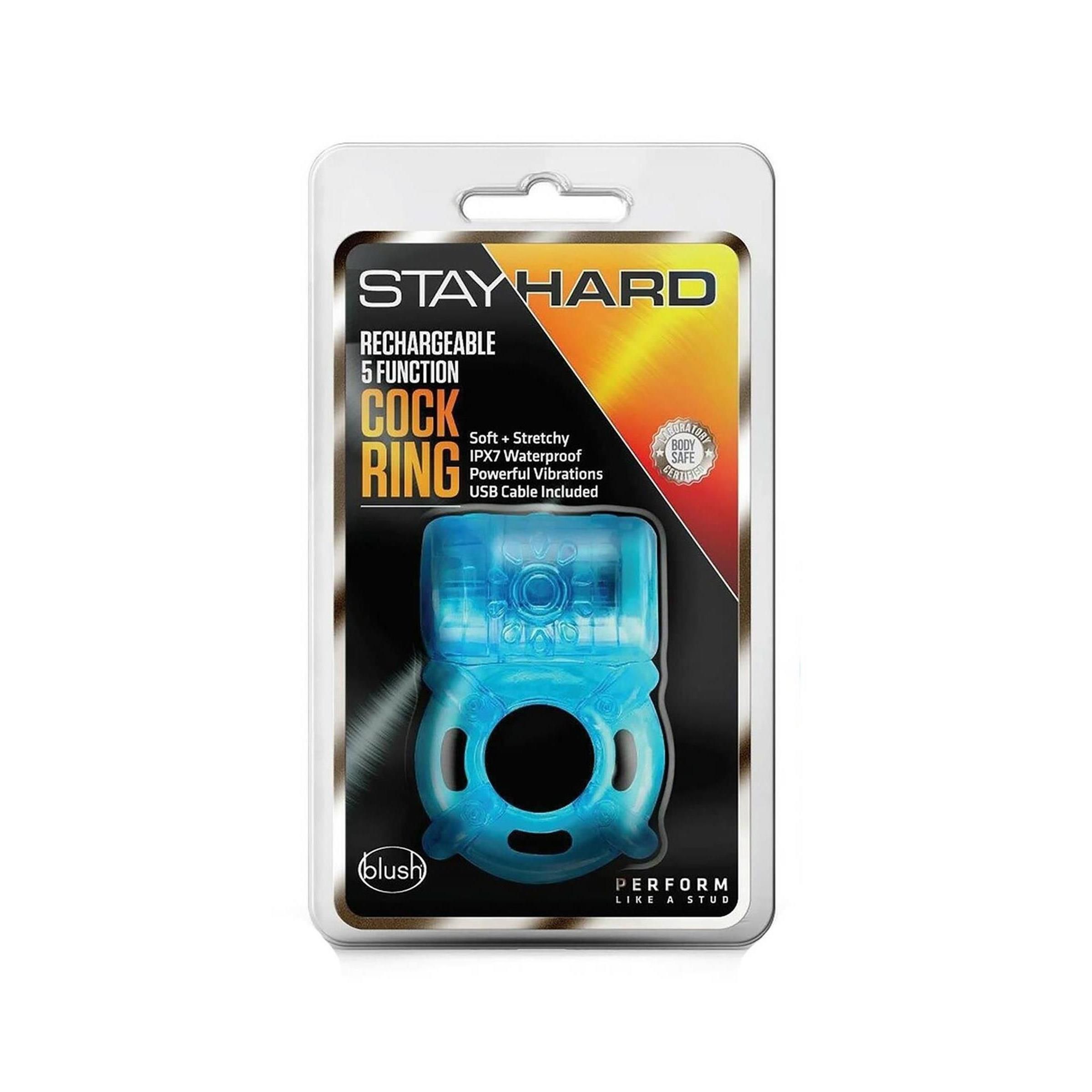 Blauer Cockring in Verpackung. Aufschrift: STAY HARD, RECHARGEABLE 5 FUNCTION COCK RING. USB-Kabel enthalten.