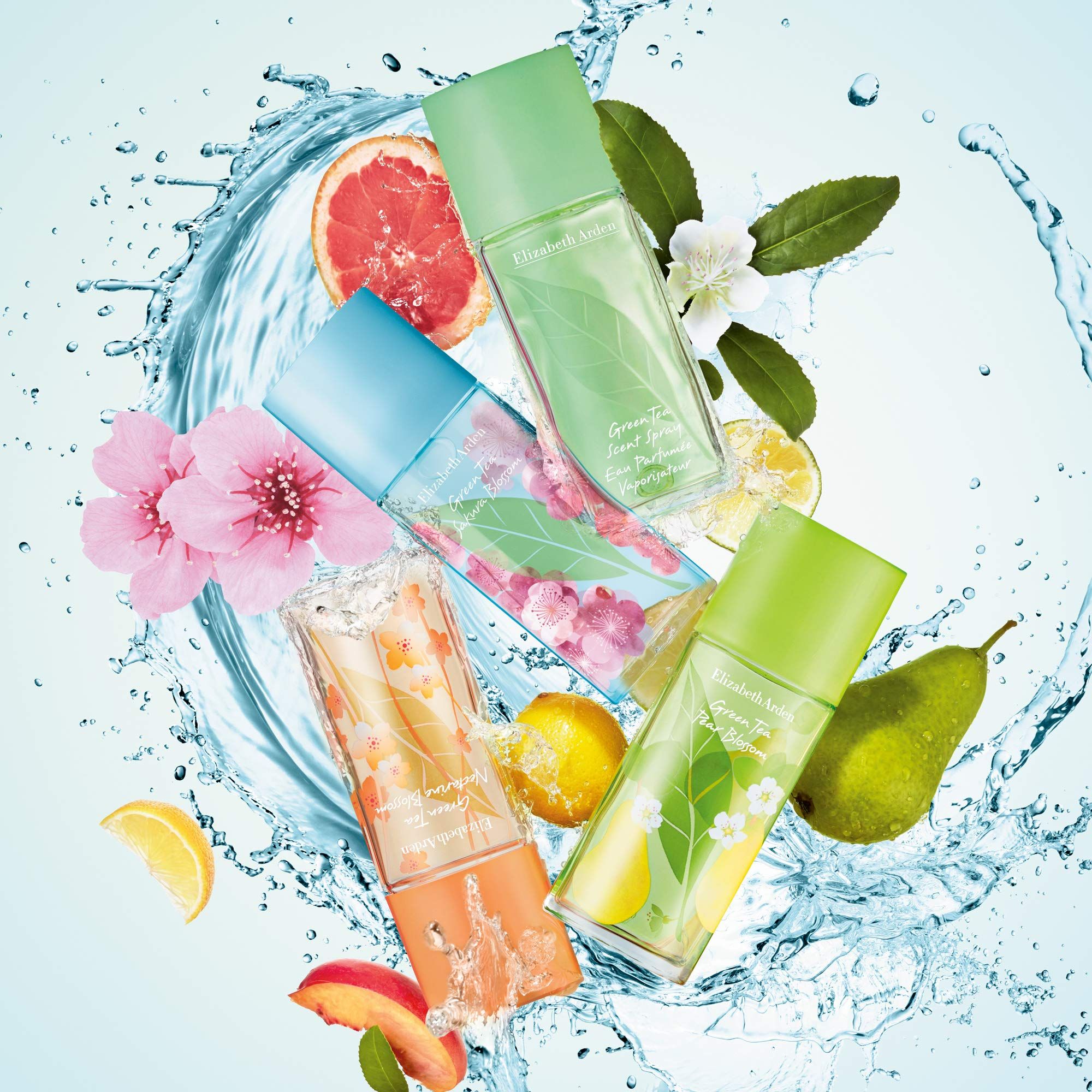Vier Flakons im Wasser. Verschiedene Düfte. Elizabeth Arden Green Tea. Früchte und Blüten.