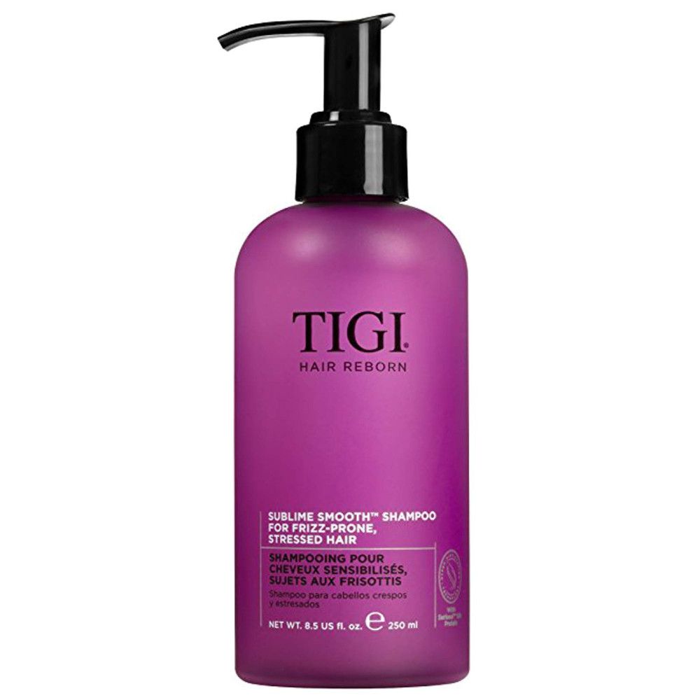 Flasche TIGI Hair Reborn Shampoo. Lila Flasche mit schwarzem Pumpkopf. Text: Sublime Smooth Shampoo für Frizz-Anfälligkeit, strapaziertes Haar.