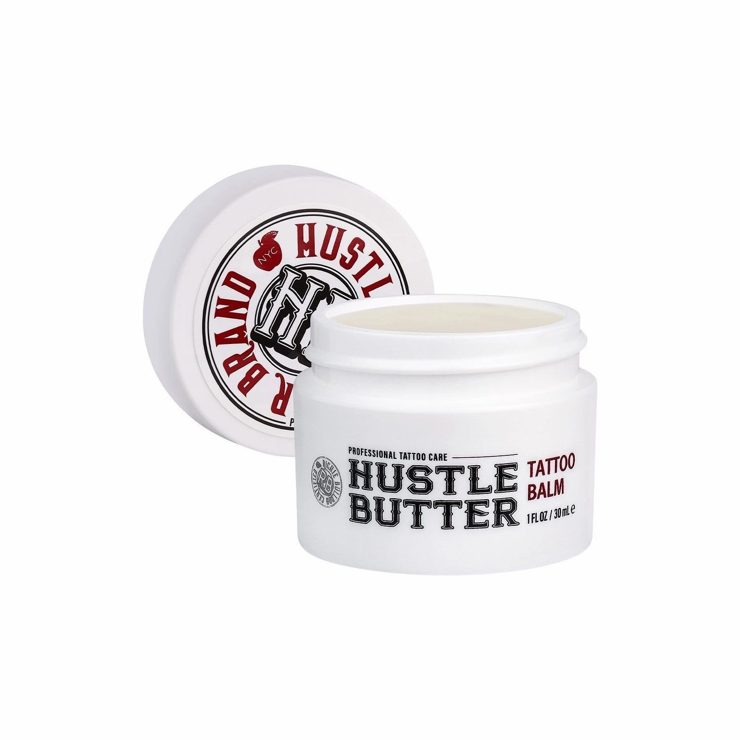 Weißes Tiegel mit geöffnetem Deckel. Aufschrift "Hustle Butter Tattoo Balm". Schwarze und rote Schrift.