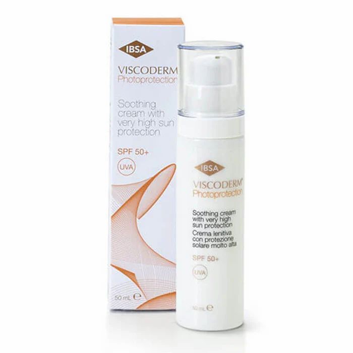Weiße Flasche und Karton mit Produktinformationen. Aufschrift: Viscoderm Photoprotection, SPF 50+.