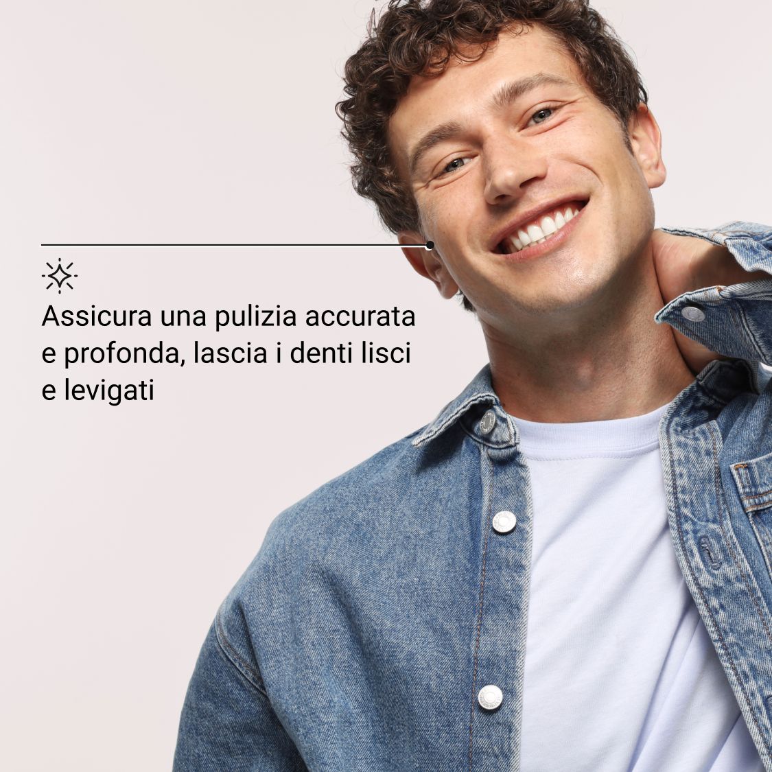 Uomo con denti bianchi. Testo: Assicura una pulizia accurata e profonda, lascia i denti lisci.