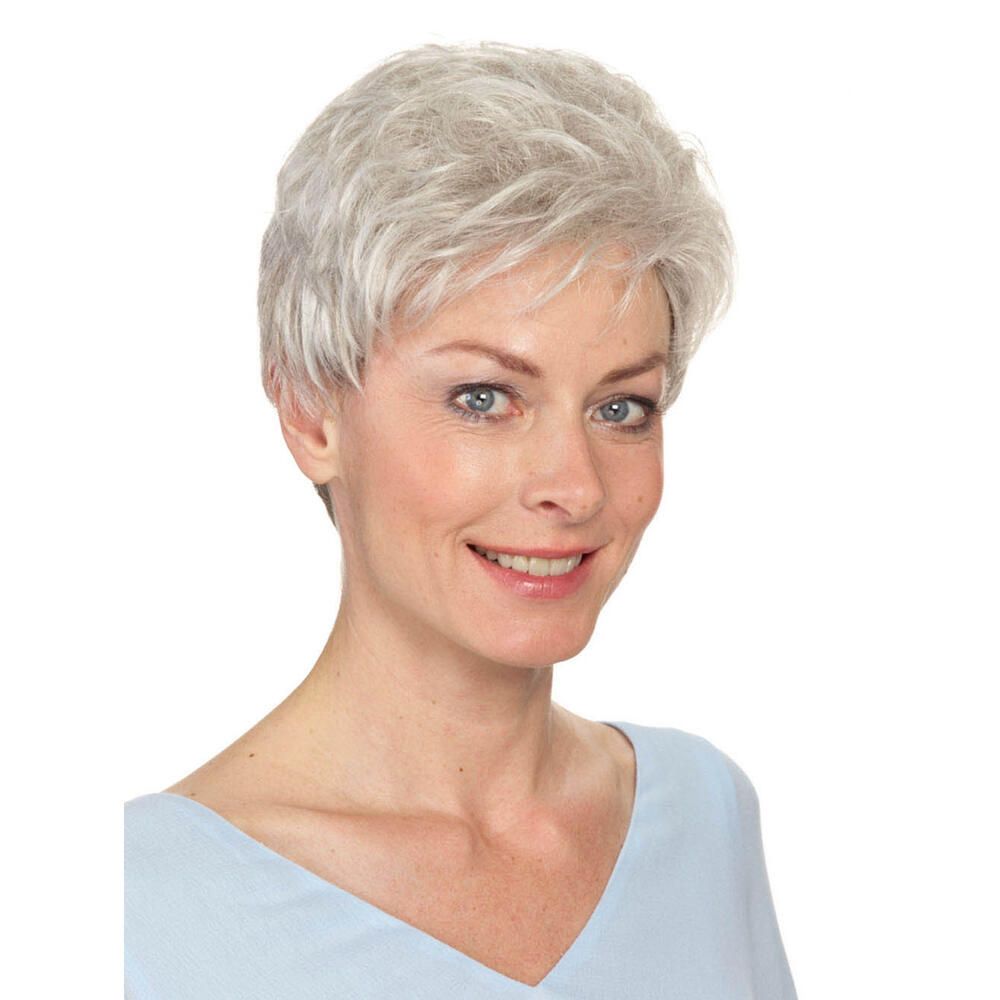 Kurzhaarperücke, graue Farbe, wellige Struktur. Frau mit hellblauem Oberteil. Frontansicht.