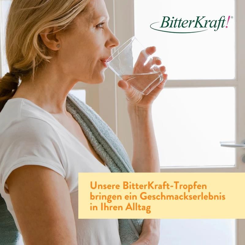 Frau trinkt Wasser aus Glas. Im Hintergrund Fenster und Tür. Text: BitterKraft! Tropfen bringen Geschmackserlebnis.