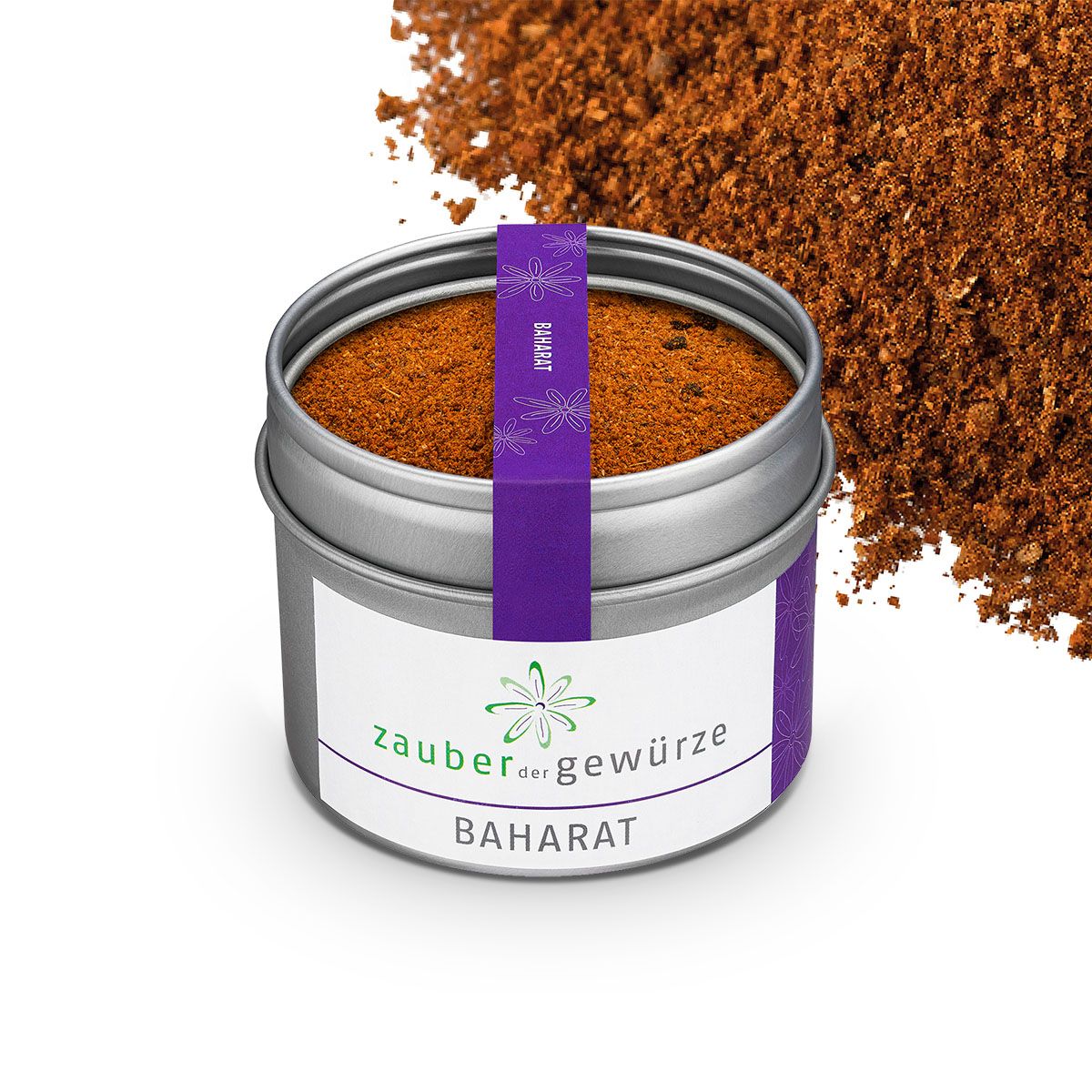 Geöffnete Dose Baharat-Gewürzmischung. Weißes Etikett mit "Zauber der Gewürze" und "Baharat". Lila Band mit "Baharat". Haufen Gewürz daneben.