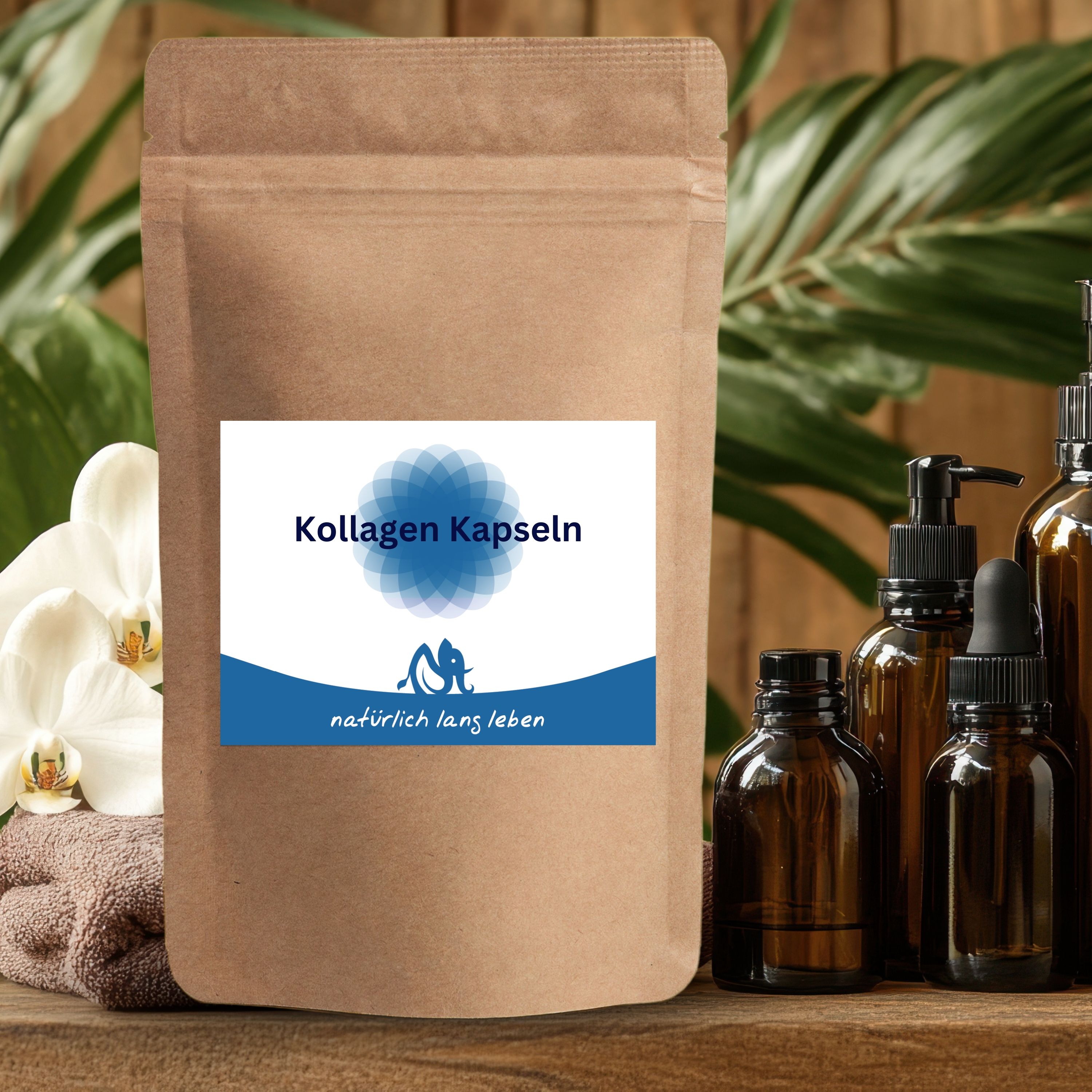 Braune Standbodenbeutel mit Etikett. Aufschrift: Kollagen Kapseln, natürlich lang leben. Blaues Logo. Auf Holzuntergrund mit Pflanzen und Flaschen.