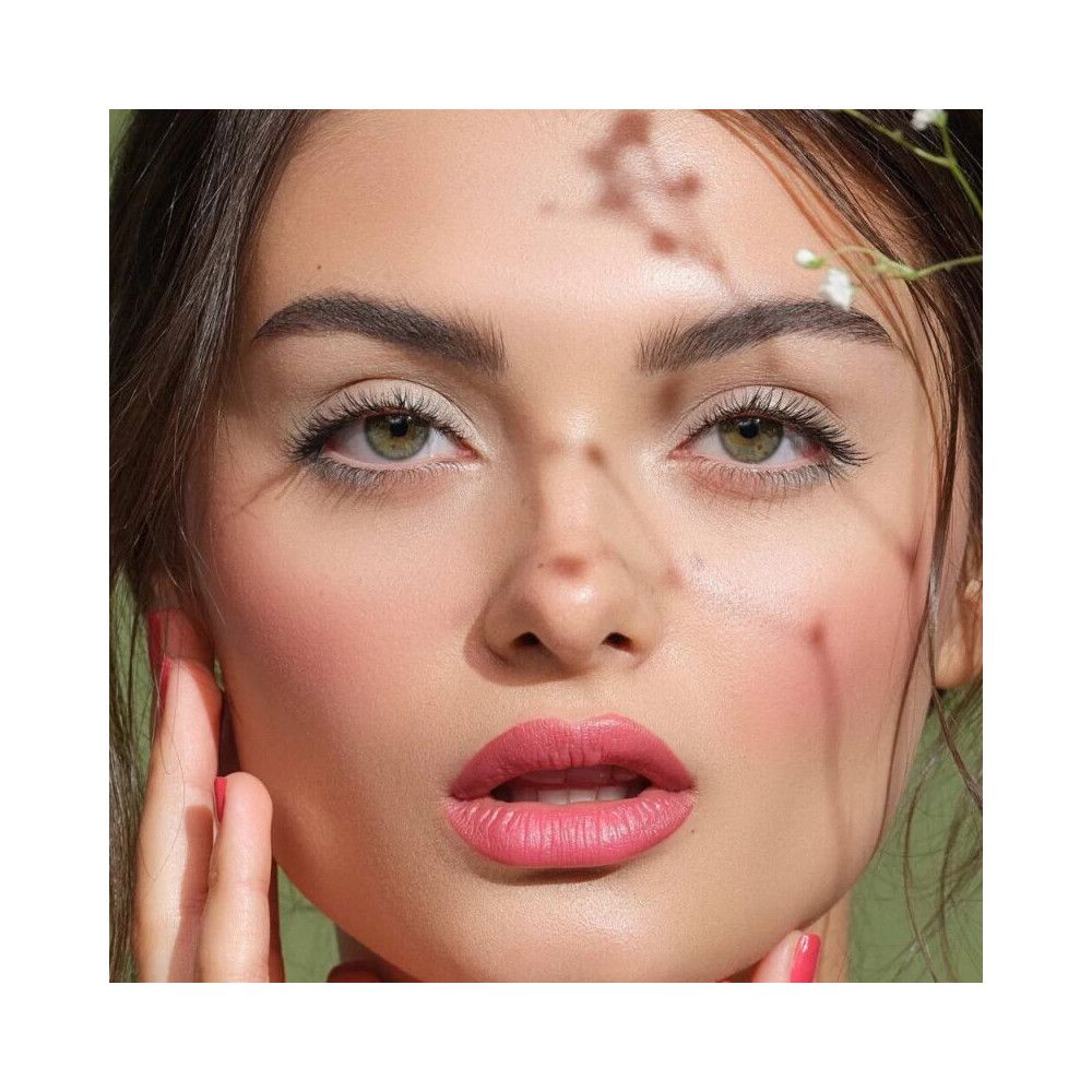 Nahaufnahme eines Gesichts mit Make-up. Fokus auf Augen und Lippen. Natürliche Beleuchtung, zarte Haut.