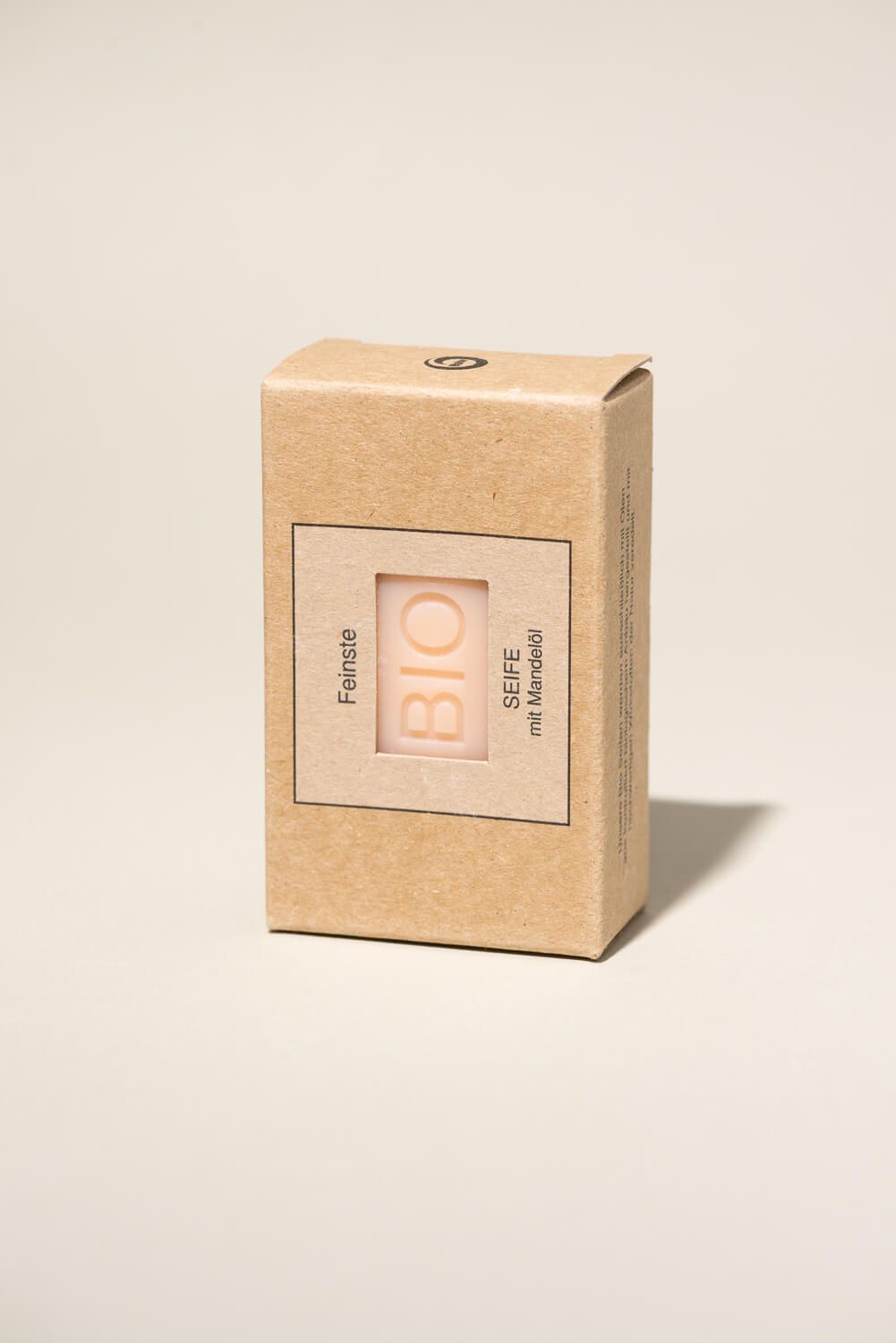 Kartonverpackung mit Seife. Aufschrift "BIO SEIFE mit Mandelöl". Rechteckige Form, braune Verpackung.