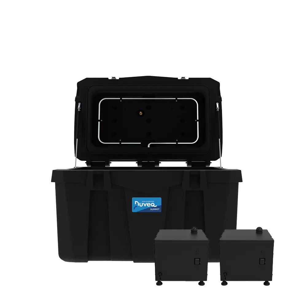 Schwarzer NUVEQ® Heubedampfer SUMMIT Pro mit offenem Deckel und zwei kleineren schwarzen Geräten. Blaue Logo-Plakette.