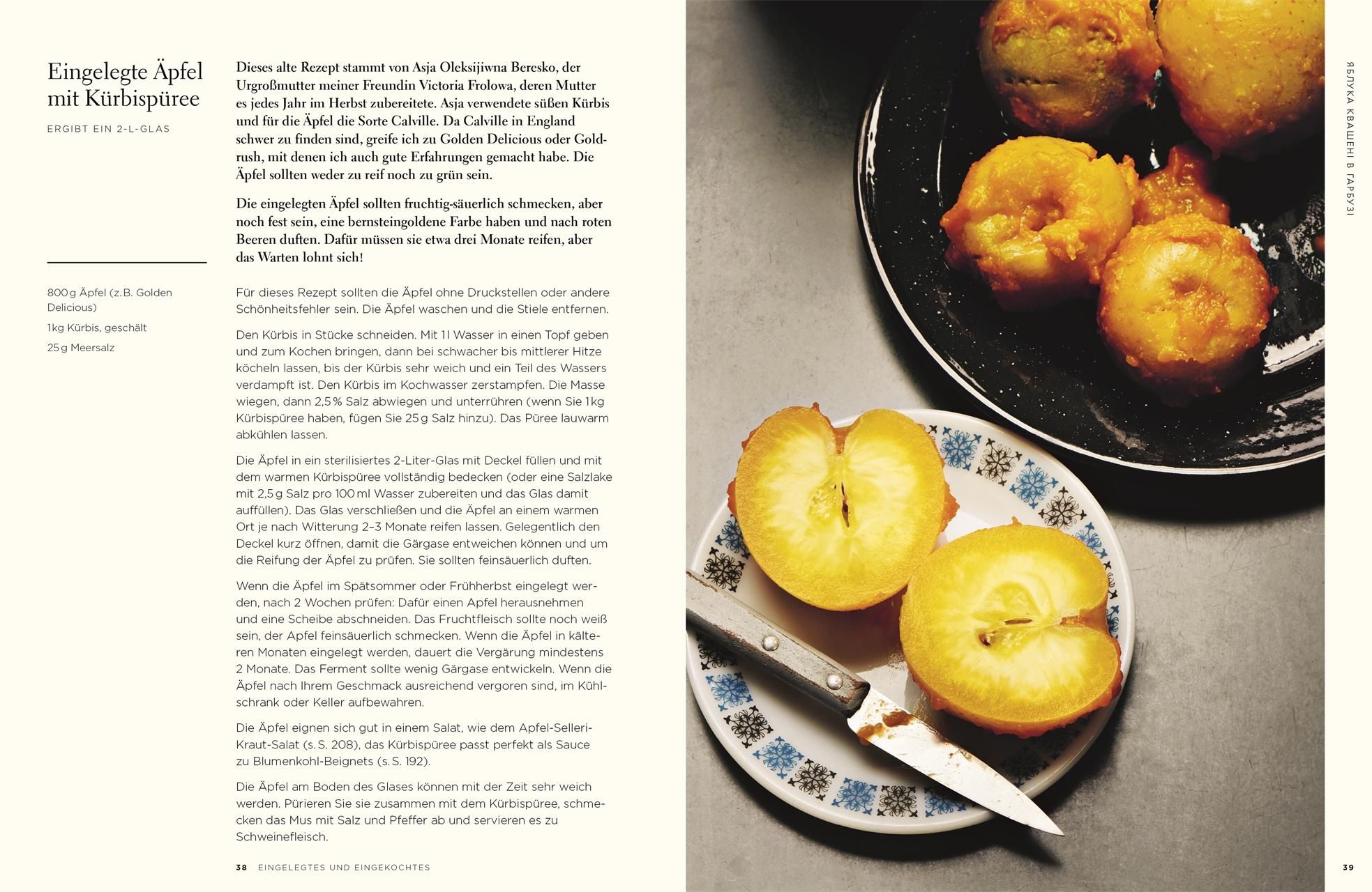 Buchseite mit Rezept und Foto von Apfelringen. Teller mit Messer.