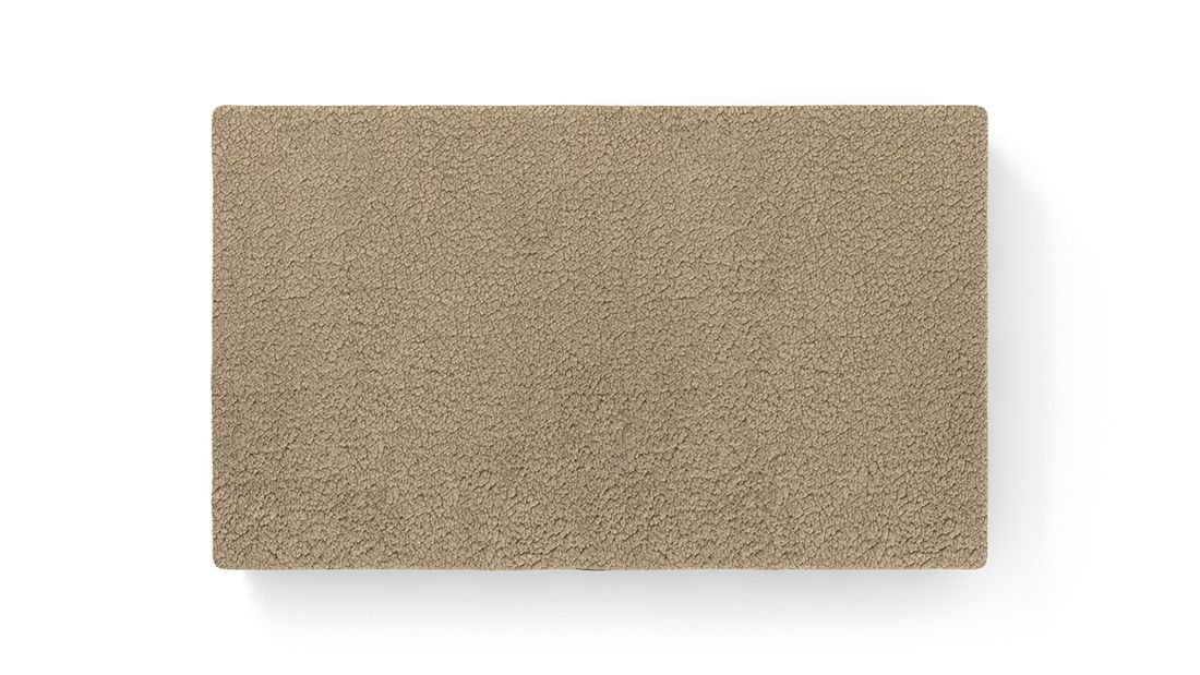 Rechteckige Hundematte, beige. Oberseite mit Fellstruktur, Unterseite braun.