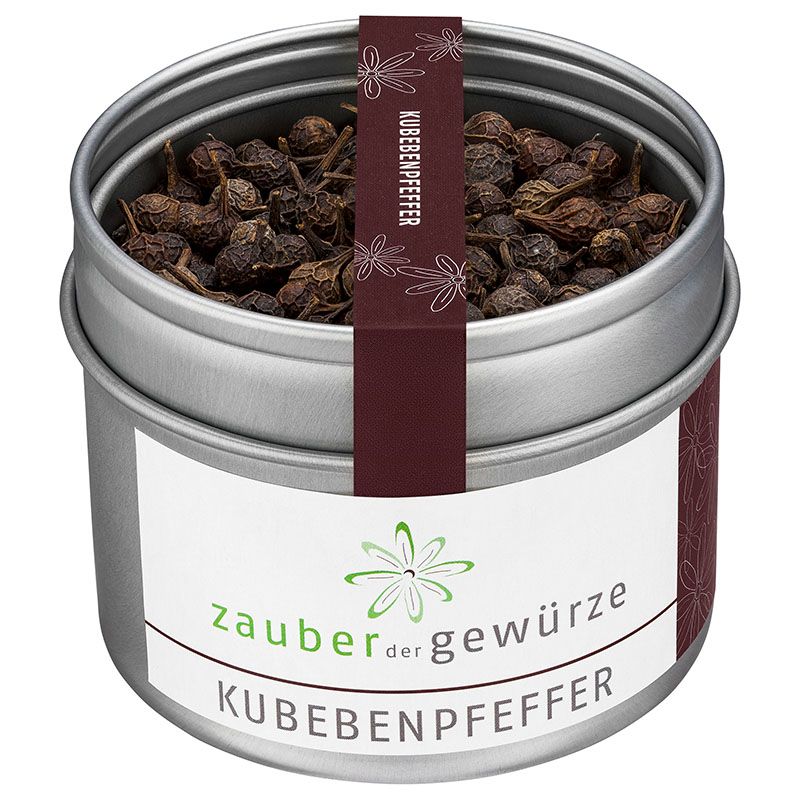 Runde, silberne Dose mit Kubebenpfeffer. Weißes Etikett mit Schriftzug 'Zauber der Gewürze' und 'Kubebenpfeffer'. Dunkelrotes Band.