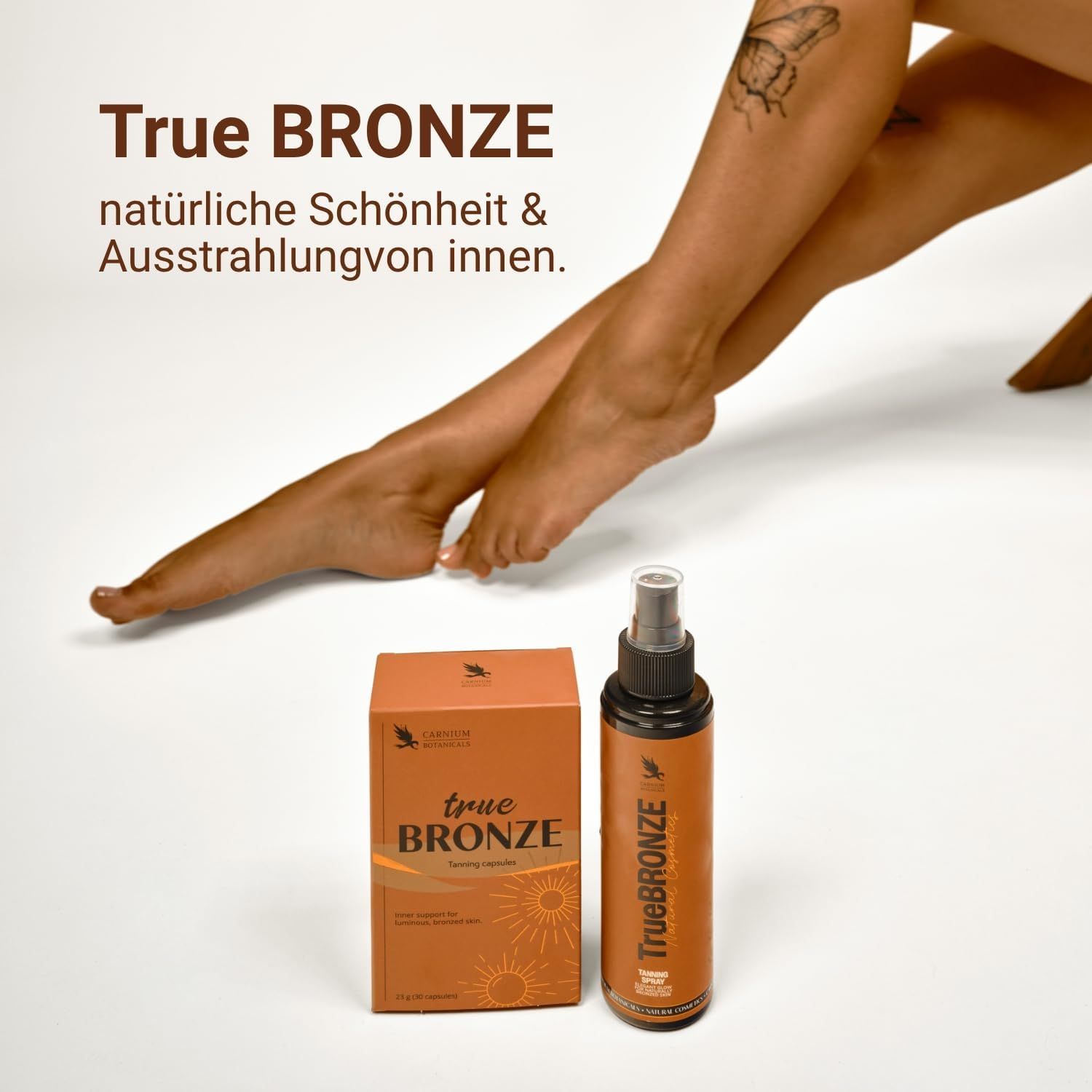 Produktverpackung "true BRONZE" und Sprayflasche. Logo: Vogel. Text: True BRONZE, natürliche Schönheit & Ausstrahlung.