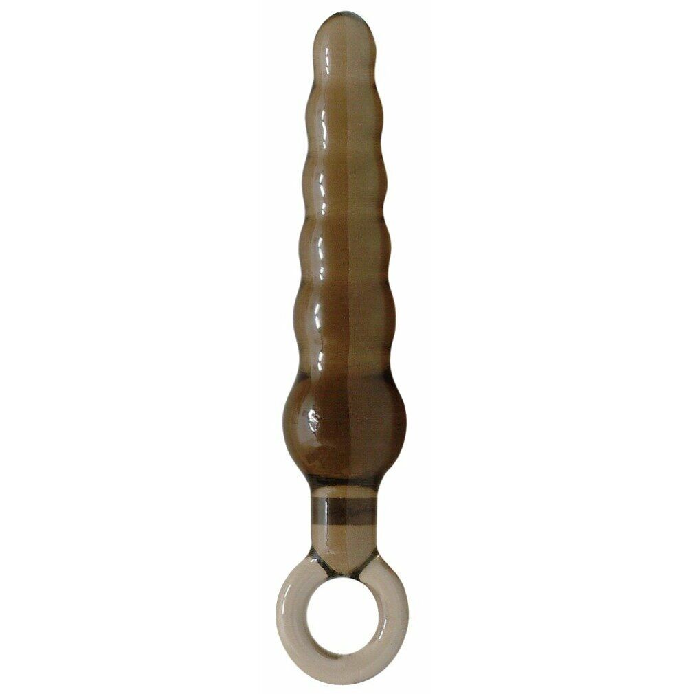 Dunkelgrauer Anal Plug mit geriffelter Oberfläche und Ring. Material: transparentes Kunststoff.