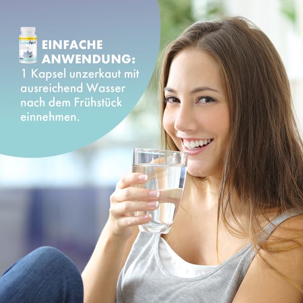 Frau trinkt Wasser aus einem Glas. Aufschrift: Einfache Anwendung: 1 Kapsel unzerkaut mit ausreichend Wasser nach dem Frühstück einnehmen.