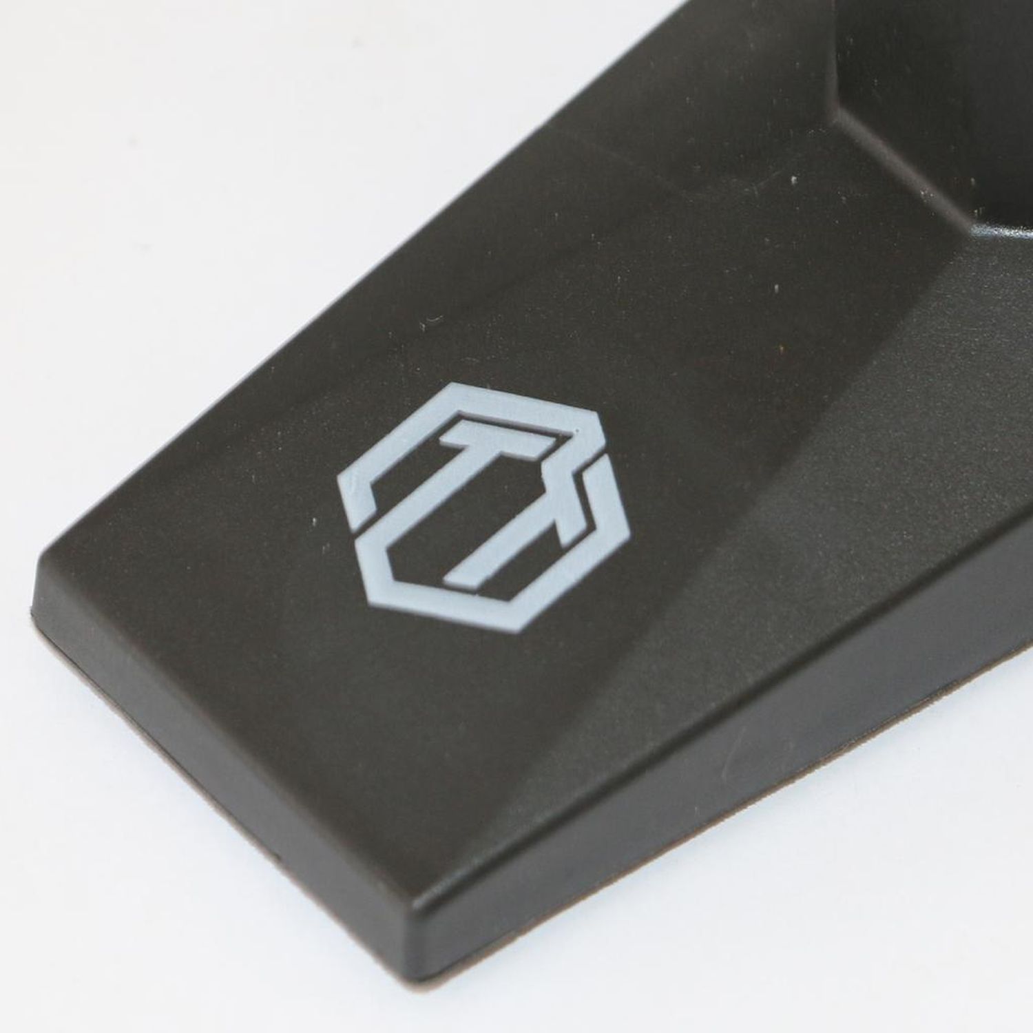 Nahaufnahme der Basis einer schwarzen Push-up-Bar. Ein Logo in Weiß ist auf der Basis sichtbar.