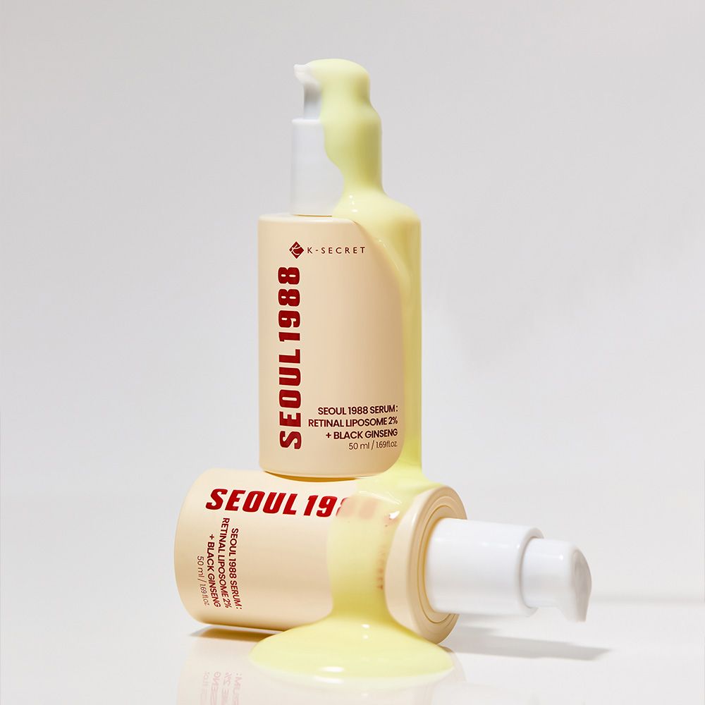 Zwei Flaschen SEOUL 1988 Serum mit Pumpspender, eine liegt, die andere steht, mit verschüttetem Serum.