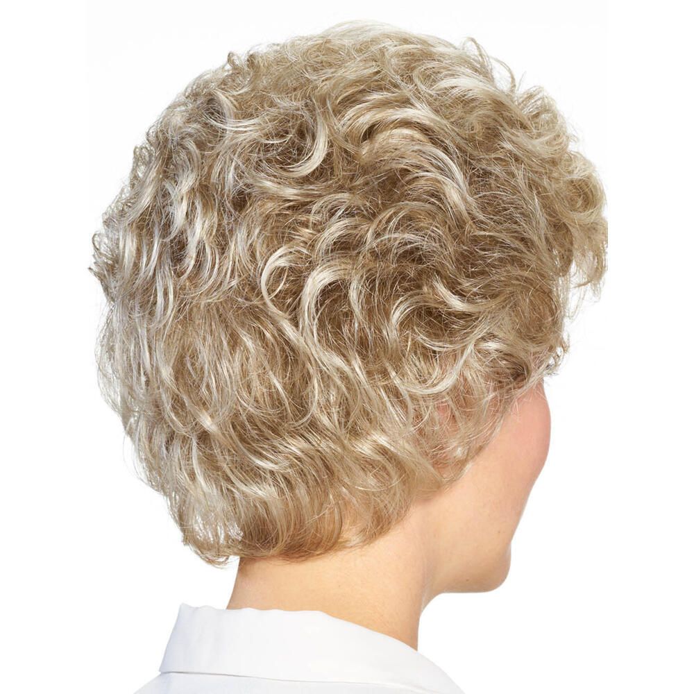 Blond gelockte Perücke. Rückansicht einer Frau mit Perücke. Kurze, lockige Frisur. Helle Haarfarbe.