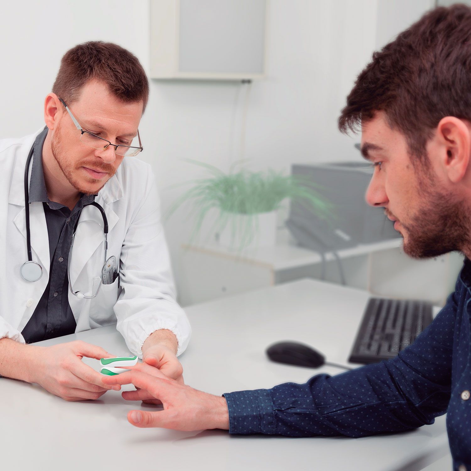 Arzt untersucht Patient mit Pulsoximeter. Gerät am Finger. Arzt trägt Kittel und Stethoskop.