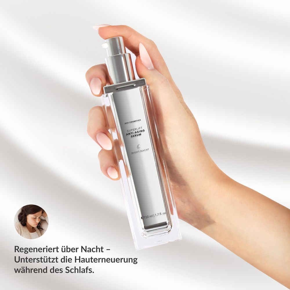 Hand hält Serumflasche. Graue Flasche mit weißem Deckel. Beschriftung: KU2 Superlift Anti-Aging Serum Nacht. Im Hintergrund eine schlafende Frau.