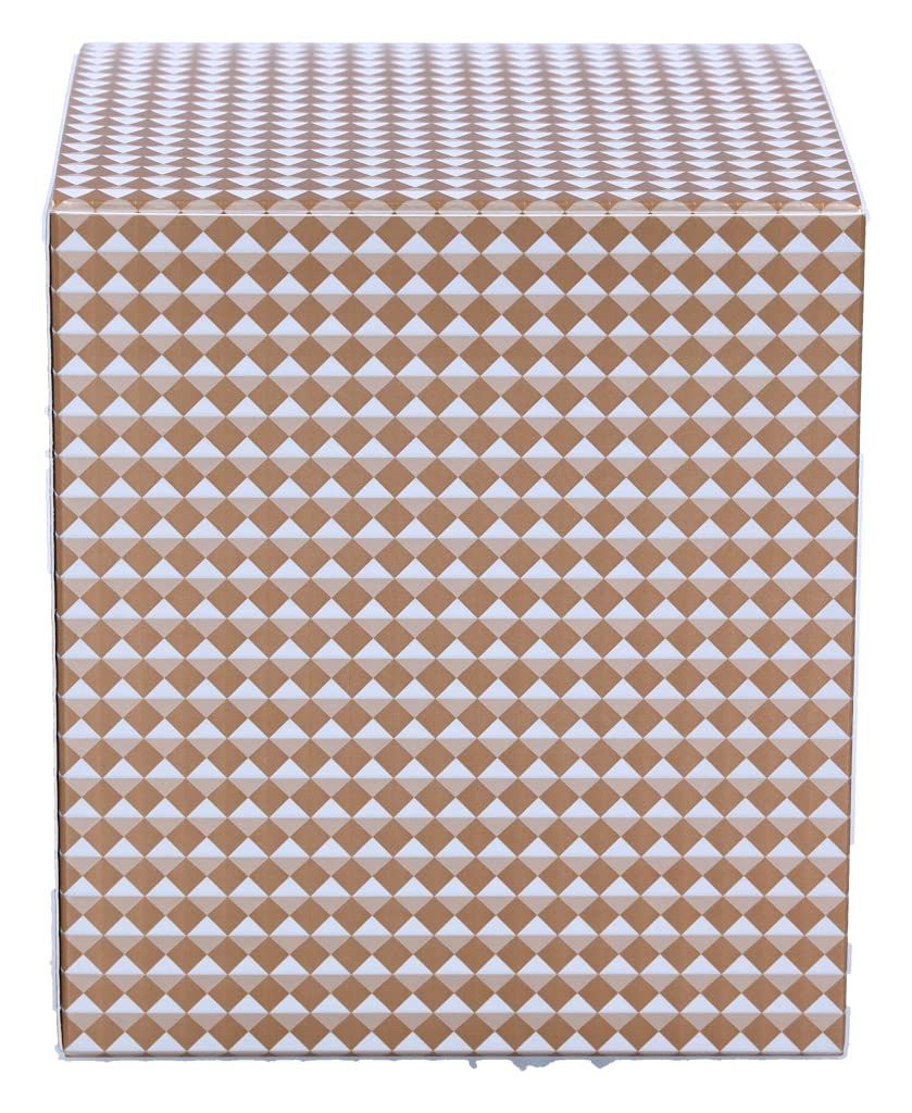 Quadratische Verpackung mit geometrischem Muster. Gold- und Weißtöne. Marke und Produktname auf der Vorderseite.