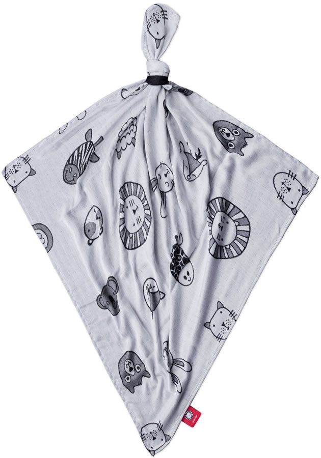 Quadratisches, hellgraues Mulltuch mit Tiergesichtern. Oben geknotet. Rotes Etikett unten rechts. Schwarze Tierzeichnungen.