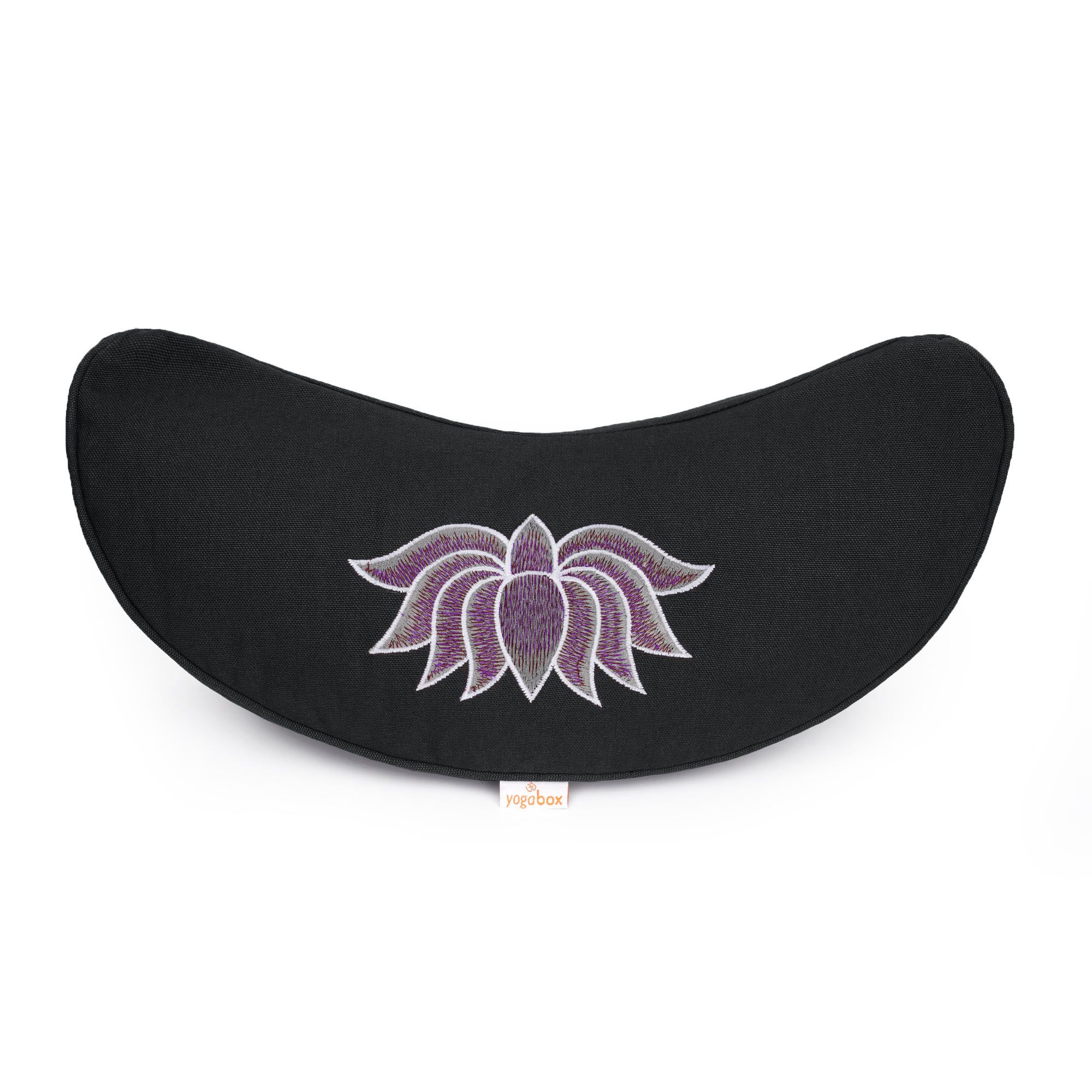 Schwarzes Halbmond-Yogakissen mit lila Lotus-Stickerei. Kleines Yogabox-Logo auf Etikett.